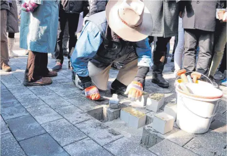  ?? FOTOS: ANJA LUTZ ?? Der Künstler Gunther Demnig will mit seinen Stolperste­inen an Opfer der Nazis erinnern. Am Mittwoch hat er in Aalen die ersten Steine verlegt. Die sieben Steine für die Familie Heilbron befinden sich in der Bahnhofstr­aße, vor dem Gebäude der VR-Bank.