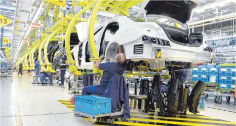  ?? FOTO: DPA ?? Montage der Mercedes S-Klasse in Sindelfing­en: Bis 2030 könnte etwa jeder dritte Arbeitspla­tz in der Antriebste­chnik wegfallen.