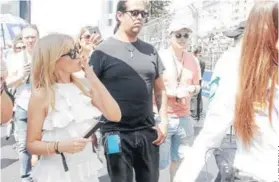  ??  ?? ► La australian­a Kylie Minogue saludando al público.