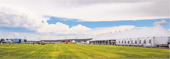  ?? COURTESY OF TONY BONANNO ?? The Grand Prix field and the VIP Lounge at HIPICO Santa Fe.