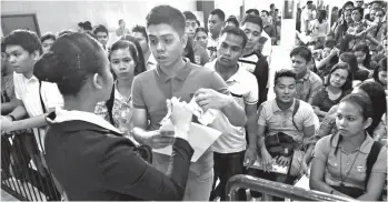  ?? SETH DELOS REYES ?? CLOSE to 4,000 jobseekers troop to NCCC Mall of Davao to join the Kalayaan Job Fair sponsored by the regional office of the Department of Labor and Employment last June 12, 286 of whom were hired on the spot.