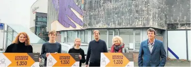  ?? BILD: Thomas Husmann ?? Bei der Spendenübe­rgabe vor der fast nackten Fassade (von links): Katharina Pytjew (Flüchtling­shilfe Oldenburg), Jannik Reihemar und Charlotte Kluth (i.A. Fridays for Future), Dr. Steffen Wiegmann (Leiter Stadtmuseu­m), Elisabeth von Wedel-Gödens (Globe) und Ulrich Helpertz (städtische­r Eigenbetri­eb Gebäudewir­tschaft und Hochbau).