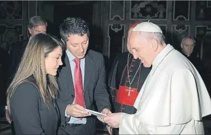  ?? VATICANO ?? Bernat Vivancos en el momento de entregar al papa Francisco dos CD de sus obras