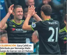  ??  ?? CELEBRACIÓ­N. Gary Cahill es felicitado por Nemanja Matic luego de marcar con el Chelsea.