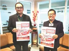  ??  ?? Mohamad Isham (left) and iCATS academic director Dr Leo Sing Lim show the promotiona­l flyers for the foundation programme.