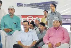  ??  ?? AAP supremo Arvind Kejriwal (centre) during a party workers’ meeting in Kurukshetr­a on Sunday.