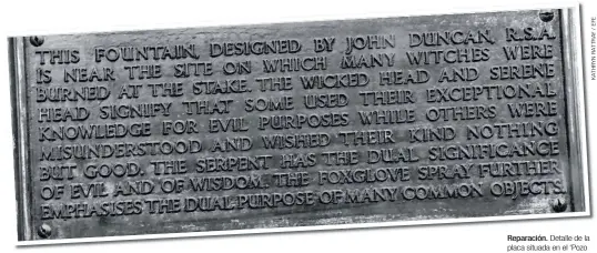  ??  ?? Reparación. Detalle de la placa situada en el ‘Pozo de las Brujas’ en Edimburgo, Reino Unido.