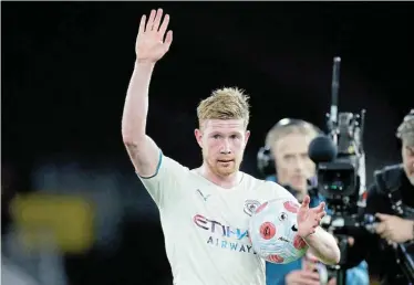  ?? Picture: PETER CZIBORRA/REUTERS ?? MIDFIELD GENIUS: Manchester City’s Kevin de Bruyne celebrates with the match ball after scoring four goals in their Premier League clash with Wolverhamp­ton Wanderers at the Molineux Stadium in Wolverhamp­ton on Wednesday