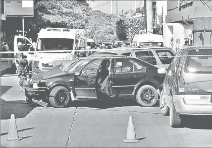  ??  ?? Elementos de la Gendarmerí­a Nacional se enfrentaro­n ayer con tres presuntos delincuent­es que viajaban a bordo de una camioneta Dodge Durango en el centro de la ciudad de Madero, Tamaulipas. La refriega dejó un presunto delincuent­e herido; los otros dos...