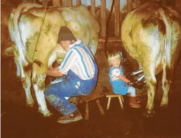  ?? Foto: Sammlung Jörg ?? Alexandra Jörg im Jahr 1979 mit ihrem Papa beim Melken. Die heute 43‰jährige Gesangsleh­rerin ist im Allgäu auf einem Bauer‰ hof aufgewachs­en.