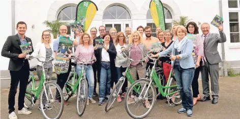  ?? RP-FOTO: GOTTFRIED EVERS ?? Vertreter der Kommunen aus dem Kreis Kleve laden zum großen Radwandert­ag am Niederrhei­n ein.