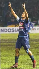  ?? MALANG POST ?? PERCAYA DIRI: Kapten Arema Dendi Santoso memimpin rekan-rekannya kembali menghadapi PSIS malam ini.