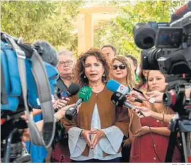  ?? RAÚL CARO / EFE ?? María Jesús Montero atiende ayer a los medios en la plaza de la Alameda de Sevilla.