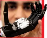  ??  ?? En grupp under ledning av dr Kianoush Nazarpour har gjort en känslig bionisk hand.
