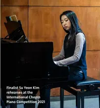  ?? ?? Finalist Su Yeon Kim rehearses at the Internatio­nal Chopin Piano Competitio­n 2021