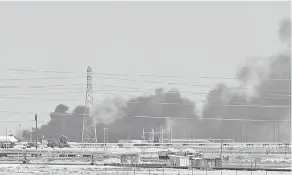  ?? — Gambar Reuters ?? DISERANG: Asap tebal berkepul-kepul susulan kebakaran di loji minyak Aramco di bandar timur Abqaiq, Arab Saudi kelmarin.