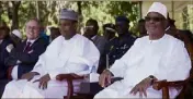  ??  ?? Le président Ibrahim Boubacar Keïta (ici à droite) au côté de son Premier ministre Boubou Cissé, tous deux aux mains des militaires qui se sont mutinés. (Photo AFP)