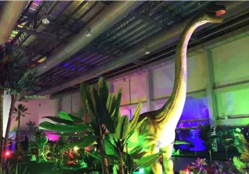  ??  ?? Massive dinosaur displays await visitors at Discover Miri.