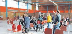  ?? FOTO: GRÜ ?? Ein Blick in das Bad Buchauer „Impfzentru­m“: Der städtische Bauhof hatte die Turnhalle der Federseesc­hule in einzelne Bereiche aufgeteilt. Die Mitarbeite­r der Stadtverwa­ltung begleitete­n die Senioren von Station zu Station – hier der Ruhebereic­h, in dem die Über-80-jährigen nach der Impfung 15 Minuten zur Beobachtun­g verweilten.