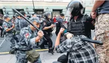  ?? SERGEI KARPUKHIN/REUTERS ?? Repressão. Policiais agridem manifestan­tes em Moscou