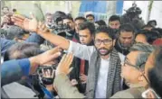  ?? VIPIN KUMAR/HT ?? Dalit leader Jignesh Mevani addresses the media at the Press Club of India in New Delhi on Friday.