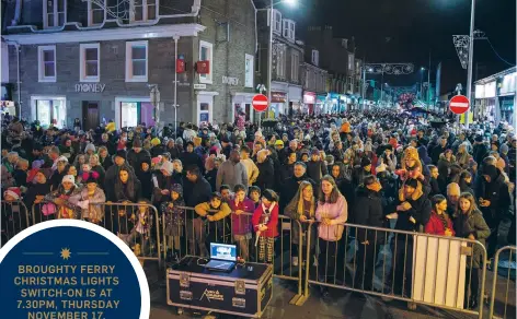  ?? ?? FESTIVE ENTERTAINM­ENT: The crowds turn out for last year’s lighting-up ceremony in Broughty Ferry. Picture by Kenny Smith.