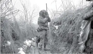  ?? ANATOLII STEPANOV/AFP ?? SIAGA: Seorang prajurit militer Ukraina mengawasi kondisi garis depan di dekat Avdiivka, Ukraina, Minggu (9/1).