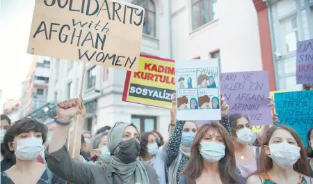  ?? EFE ?? Manifestac­ión de solidarida­d con las mujeres afganas en Estambul