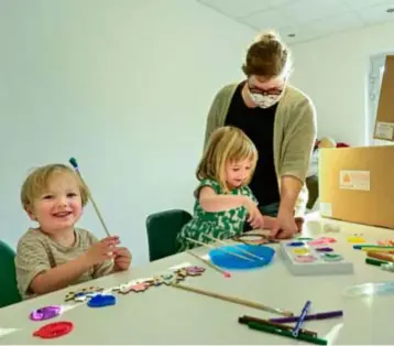  ?? FOTO PATRICK DE ROO ?? Zoon Oliver en dochter Charlie knutselen graag. Hun mama Iris, een kleuterjuf, stelde knutseldoz­en samen die ze nu ook online verkoopt.