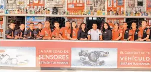  ??  ?? Apertura. Representa­ntes de Super Repuestos en la inauguraci­ón de las nuevas instalacio­nes de su almacén El Coyolito, en Chalatenan­go.