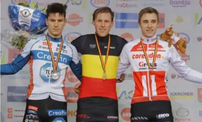  ?? FOTO PHOTO NEWS ?? Niels Vandeputte (rechts) op het podium naast kampioen Timo Kielich en Lander Loockx.