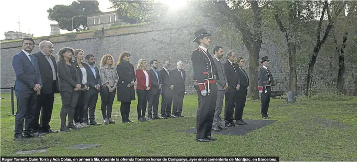  ??  ?? Roger Torrent, Quim Torra y Ada Colau, en primera fila, durante la ofrenda floral en honor de Companys, ayer en el cementerio de Montjuic, en Barcelona.