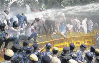  ?? RAJ K RAJ/HT ?? Delhi Police use water cannons to disperse Congress workers, during a protest march to Parliament on the Pegasus snooping row, farm laws and Covid management, in New Delhi on Thursday.