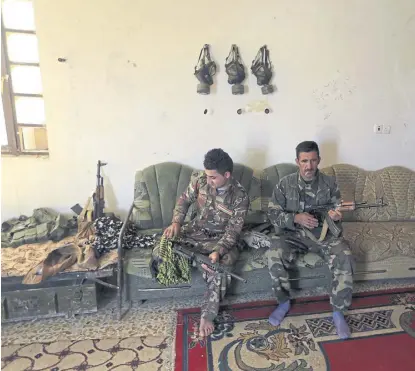  ?? Khalid mohammed/ap ?? Dos peshmergas kurdos limpian sus armas en Bartella, Irak