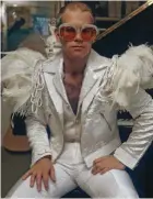  ??  ?? Taron Egerton (a la dcha.) es Elton John en ‘Rocketman’. En la imagen, reproduce un look que el artista (abajo) lució en 1973.