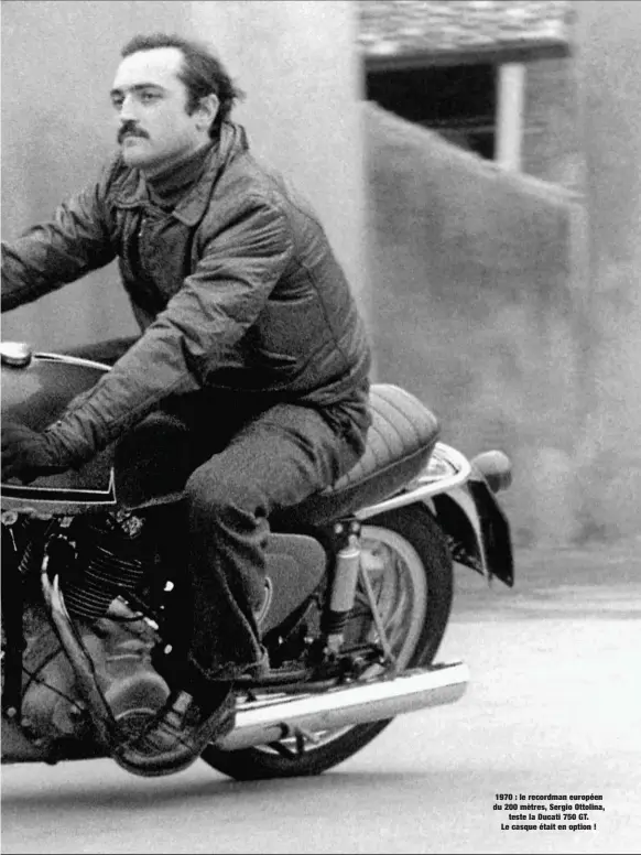  ??  ?? 1970 : le recordman européen du 200 mètres, Sergio Ottolina, teste la Ducati 750 GT. Le casque était en option !