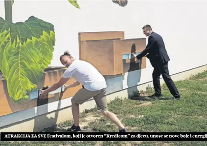  ??  ?? ATRAKCIJA ZA SVE Festivalom, koji je otvoren “Kredicom” za djecu, unose se nove boje i energija u Vukovar