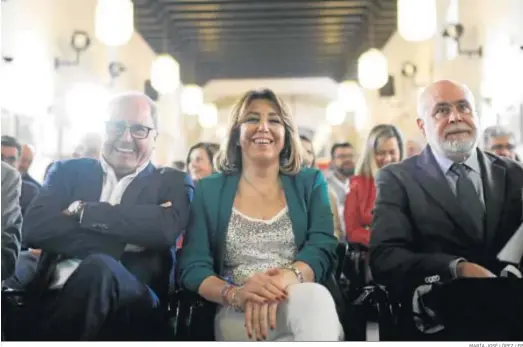  ?? MARÍA JOSÉ LÓPEZ / EP ?? Susana Díaz, ayer en el Parlamento flanqueada por Juan Cornejo y Gregorio Cámara.