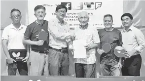  ??  ?? Chua receiving the sponsorshi­p boost from Chiu (third right) on Tuesday.