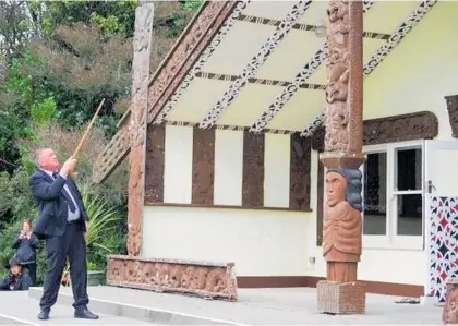  ?? ?? Pakake Winiata pointing out tupuna on Ngatokowar­u wharenui at Hokio, Levin, during the powhiri to the Waitangi Tribunal.