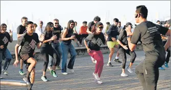  ?? ANSHUMAN POYREKAR / HT PHOTO ?? On the eve of the Tata Mumbai Marathon, participan­ts of the full and half marathon prepare for the Sunday’s run at Marine Drive in Mumbai on Saturday.