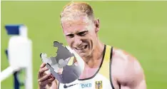  ?? Foto: Jan Huebner ?? Ein überwältig­ter Arthur Abele mit Pappkrone: Der 32 jährige Zehnkämpfe­r ist jetzt Europas König der Leichtathl­eten.