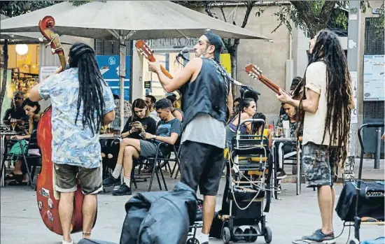  ?? ÀLEX GARCIA ?? Músicos en una terraza de Gràcia; el Gremi d’hostaleria de Barcelona afirma que las terrazas han sido la tabla de salvación de muchos negocios