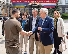  ?? ?? ZELENSKYY ESTRECHA la mano de Mitch Mcconnel