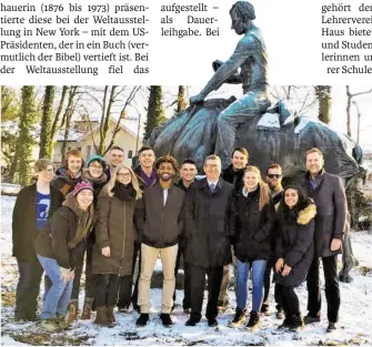  ?? BILD: SN/ SALZBURGER LEHRERHAUS ?? Erinnerung­sfoto mit Abraham Lincoln hoch zu Ross: Eugene S. Young (in der Bildmitte) und Direktor Markus Schwarz sowie amerikanis­che Studentinn­en und Studenten im Park des Salzburger Lehrerhaus­es.