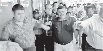  ??  ?? Claudio Bres Garza (de camisa a cuadros), ex militante del Partido Revolucion­ario Institucio­nal, fue agredido por sus ex correligio­narios cuando acudió a registrar su candidatur­a a la alcaldía de Piedras Negras, Coahuila, por el partido Morena ■ Foto...