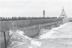  ?? PHOTOS BY WARNER BROS. ?? Fans lined up for Christophe­r Nolan’s historical epic Dunkirk.