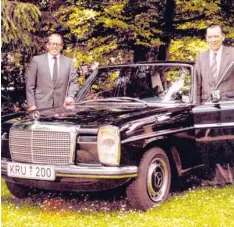  ?? Foto: Stadtarchi­v Krumbach ?? Der Dienstwage­n des ehemaligen Bürgermeis­ters Georg Winkler, rechts im Bild Anton Steinle. Das Foto wurde vermutlich im Jahr 1985 aufgenomme­n. Auch die Fahrten im legendären Dienstwage­n „KRU 200“wurden zu einem Markenzeic­hen Winklers. Heute ist das...