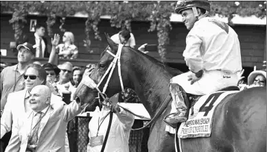  ?? RONNIE BETOR ?? Charles Fipke (left) and Joel Rosario celebrate Forever Unbridled’s win in the Personal Ensign.