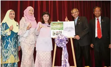  ??  ?? Teo (third from left) launches the seminar while (from left) Asiah, Faridah, Prof Zakaria and Ismail look on.